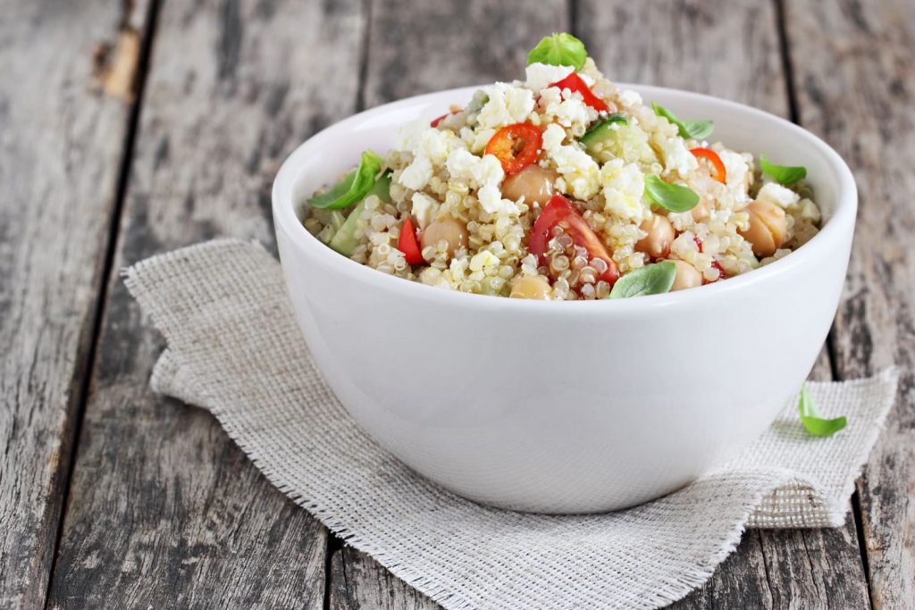 Meal Prep: Rezept für Kichererbsen-Salat mit Quinoa